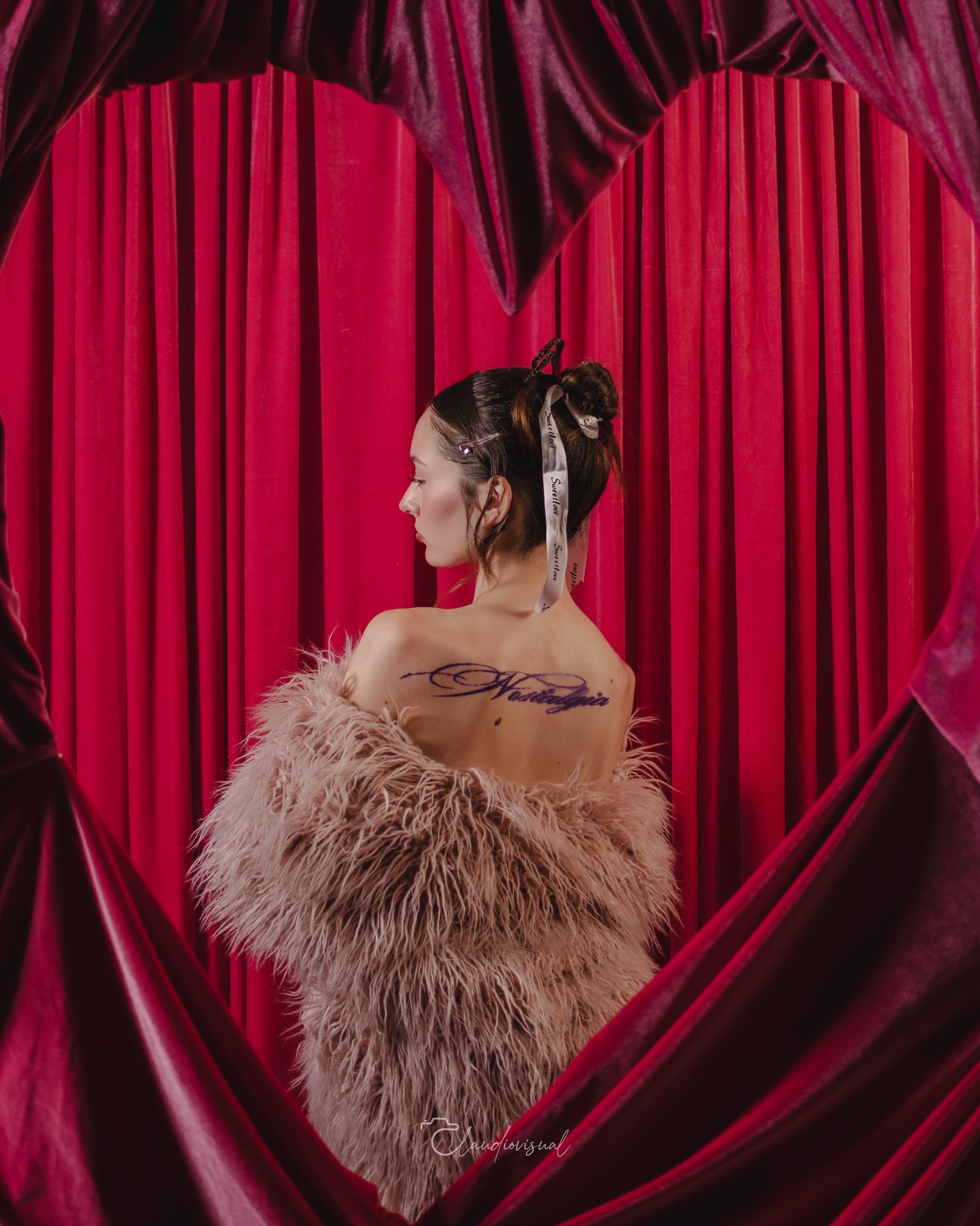 Editorial Red One — corazón de cortina, espalda y tatuaje Nostalgia