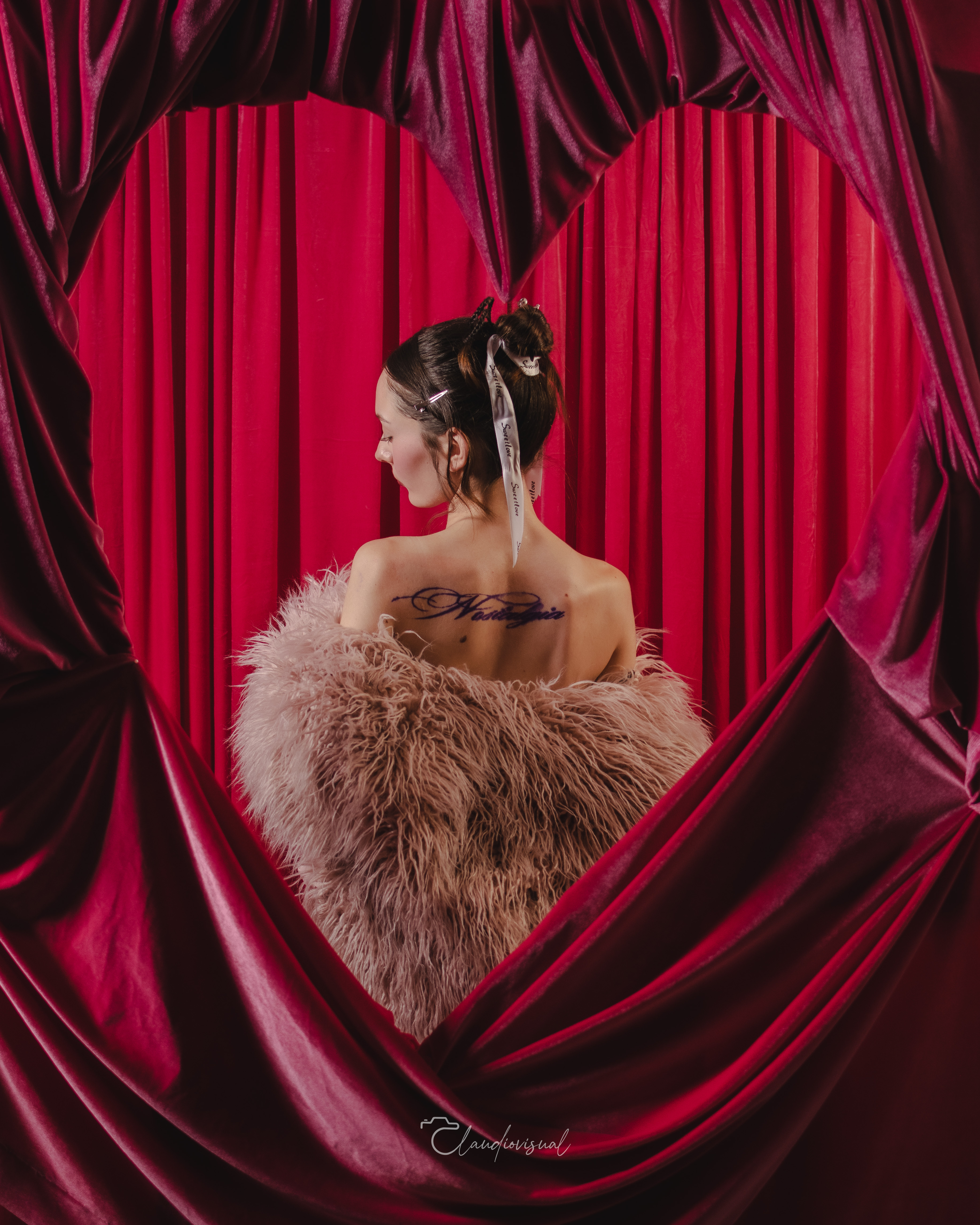 Editorial Red One — cabeza inclinada