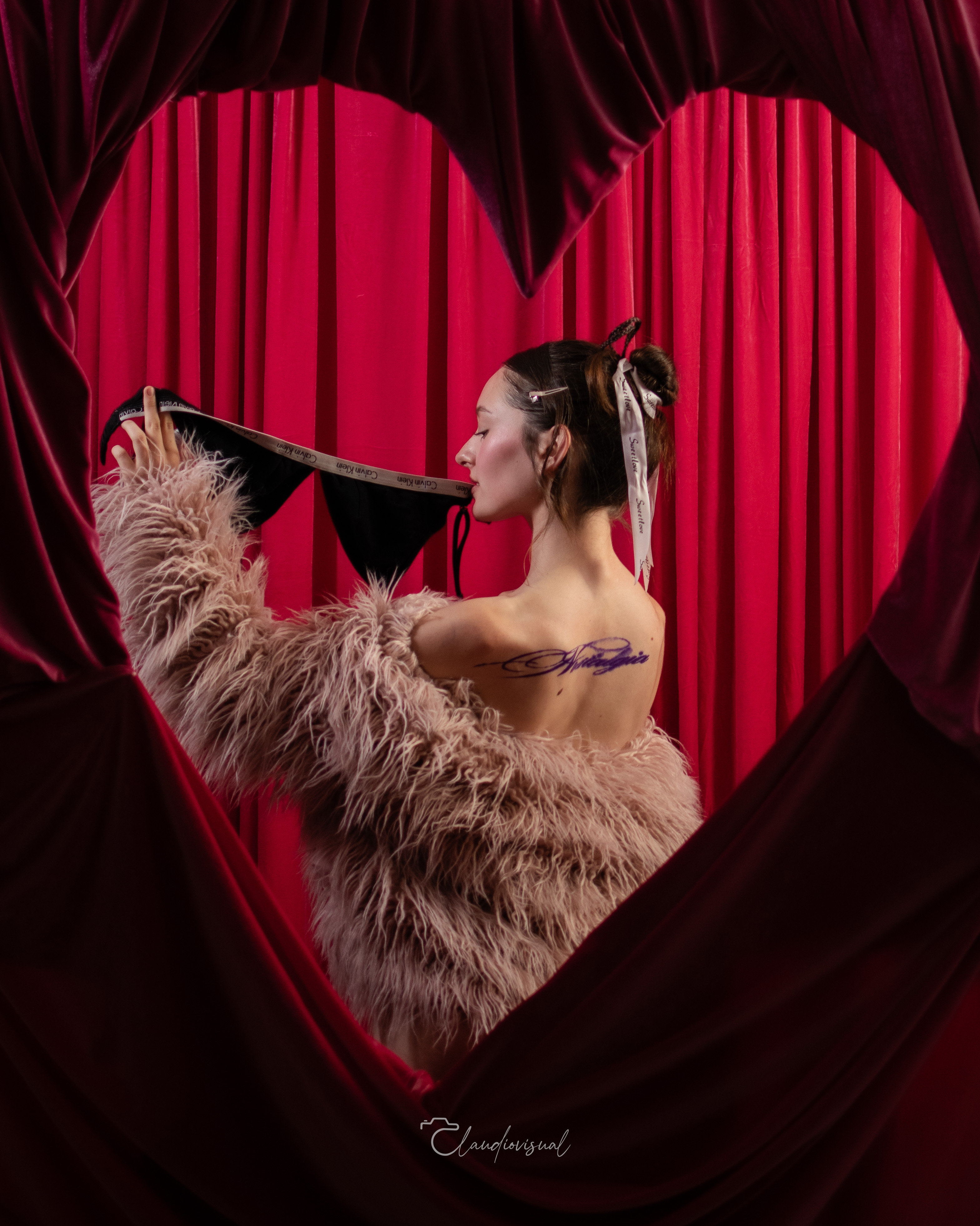 Editorial Red One — beso a la tela
