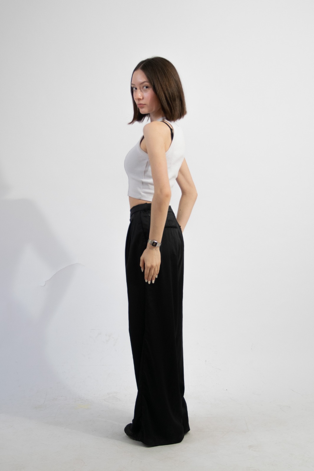 Polaroid casting — perfil con pantalón sastre